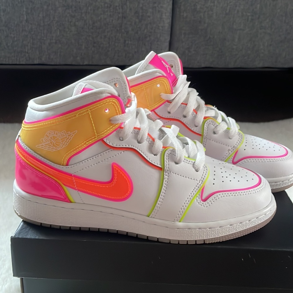 Air Jordan 1 Mid Edge Glow (GS)